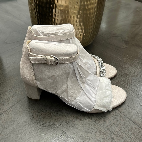 Naturalizer Vera Dress Sandal in Silver - Picture 4 of 12